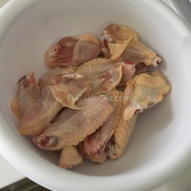 把鸡翅切好 洗净备用