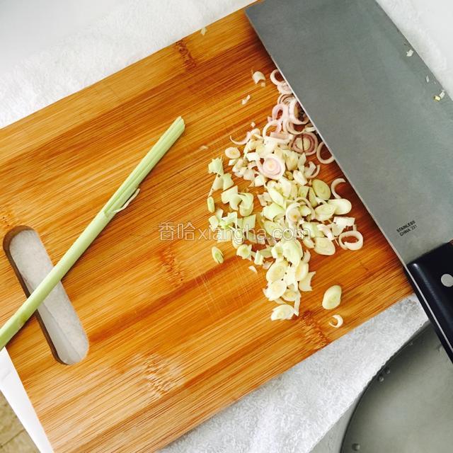 把香茅切片备用