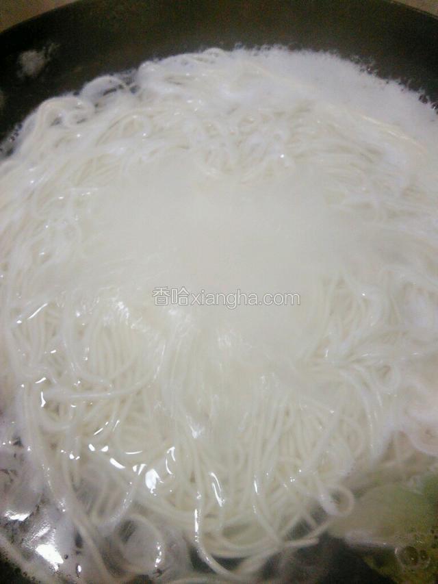 水开后放入面条煮3到4分钟