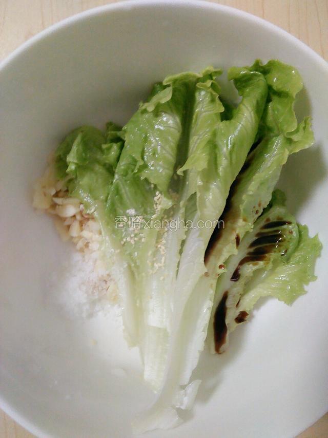 取一个干净的碗，加入蒜蓉，鸡精，味精，生抽，盐和生菜