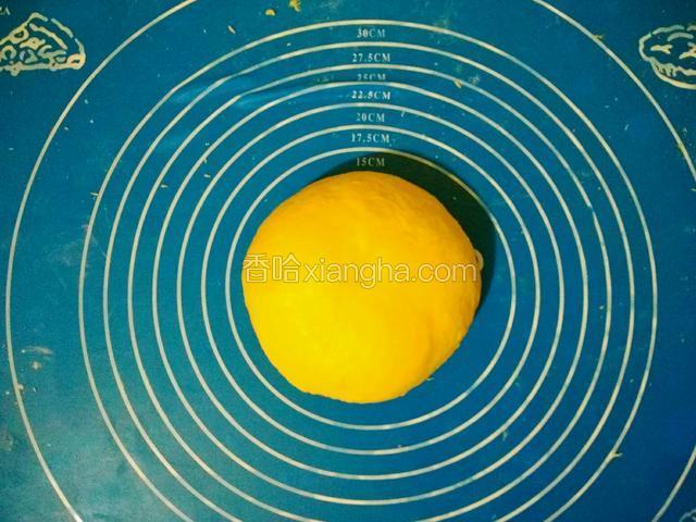 揉成均匀的面团后加入黄油揉匀，因为此款面包不用将面揉成完全扩展状态，面团均匀光滑有弹性即可，在后期制作酥皮的过程中面团还需要拉伸，此时的面团不必过份揉搓，以免长时间揉面影响口感