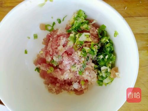 切葱末姜末放入肉馅碗里加鸡精少许盐