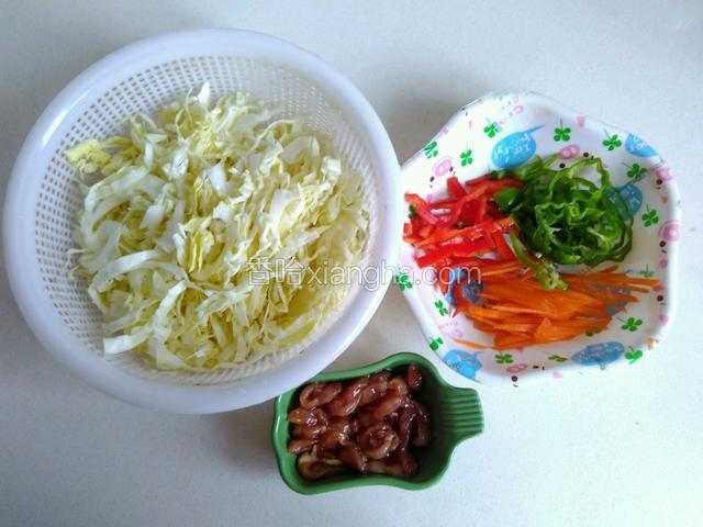 包菜切丝，青红椒切丝，胡萝卜切丝，肉丝用料酒和生抽腌制