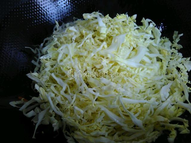 再倒入包菜炒匀
