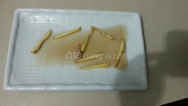 在碗中放入姜丝，盐，料酒，味精