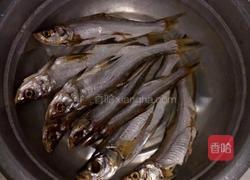 咸鱼蒸腊肠的做法图解1