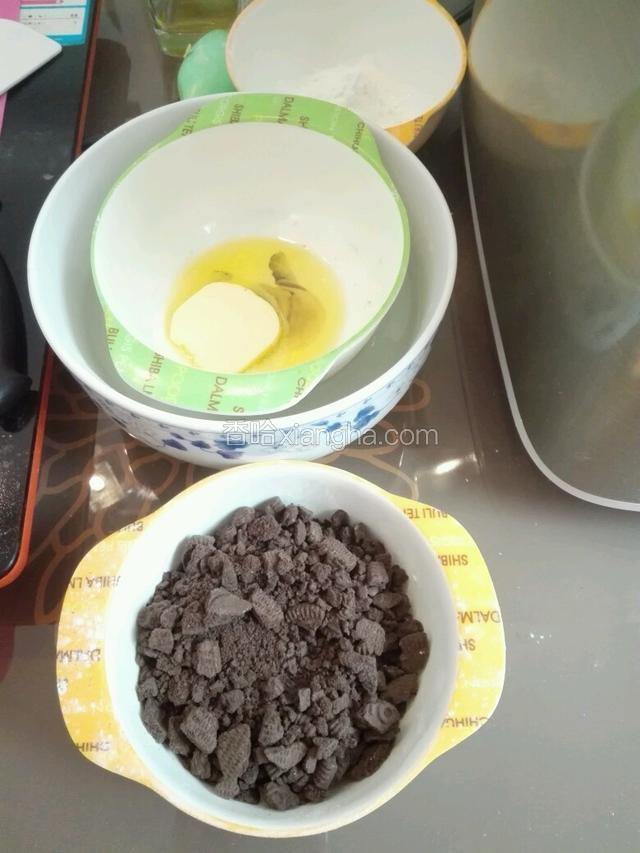 除了黄油，奥利奥饼干碎，以及留出15-20克面粉待会揉面用。其他材料都依序放入面包机(液体和糖盐先放，再放面粉奶粉，最后在面粉顶端挖道沟放酵母)。