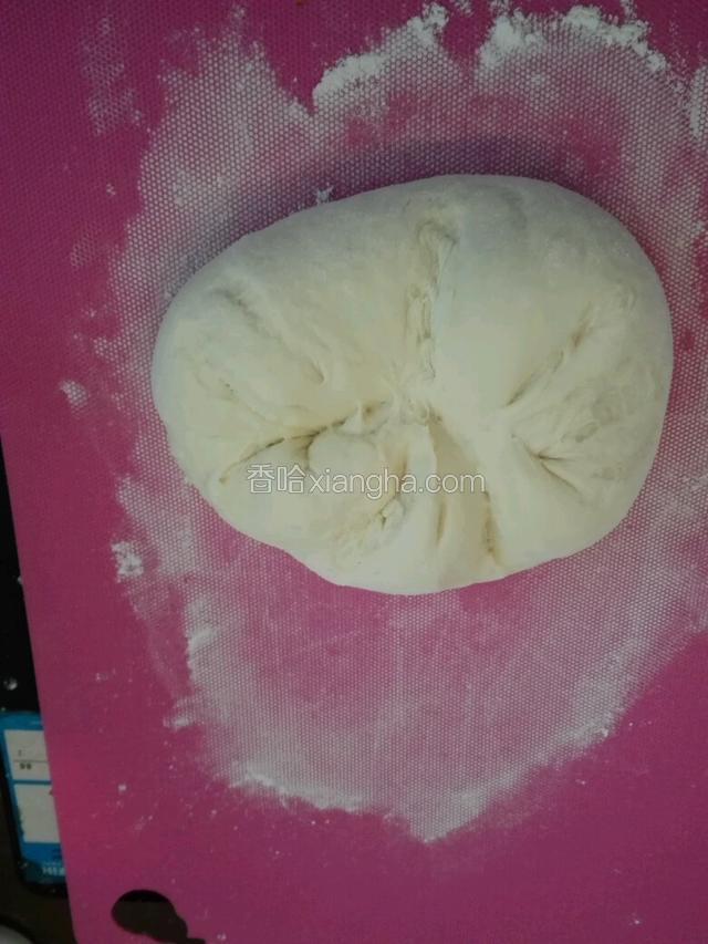 揉面的时候，把外侧的面往中心折，这样反复直到不沾手。