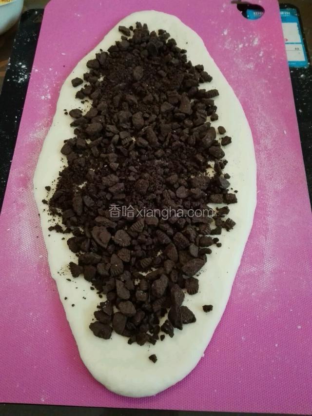 擀面杖出动，擀薄以后满满的铺上奥利奥饼干碎。
