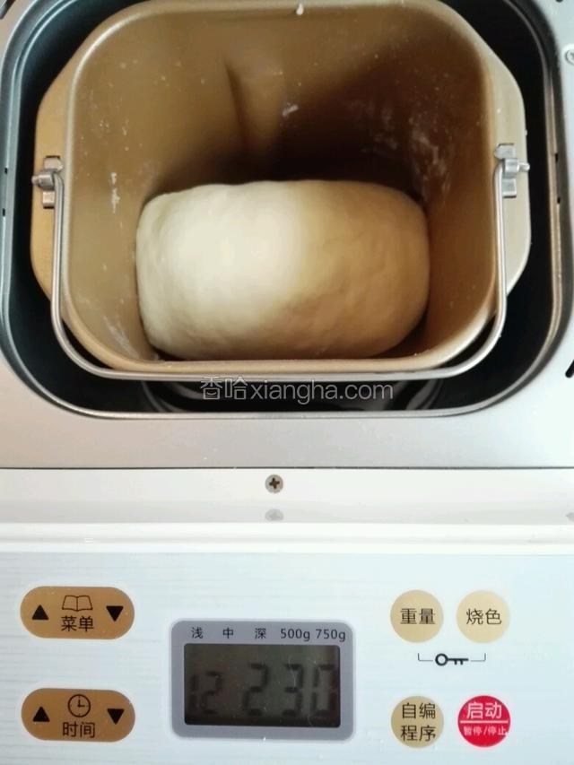 卷起来之后整形整好放进面包机准备发酵。