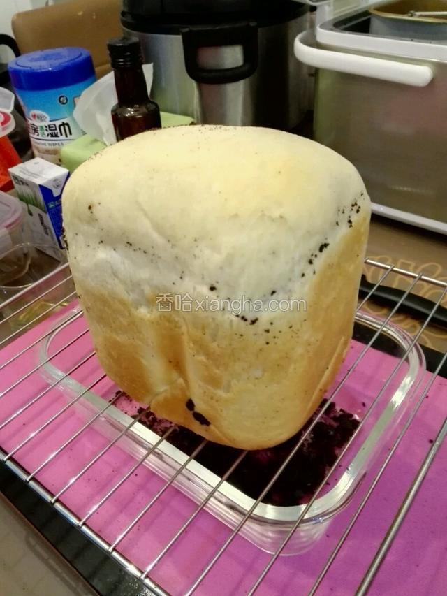 设定烘烤浅色30分钟，出炉等待冷却