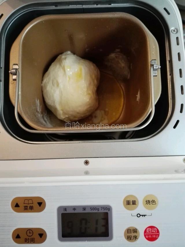 和面程序先设定30分钟，然后加入刚刚隔水融化的黄油，再让面包机和面15分钟。