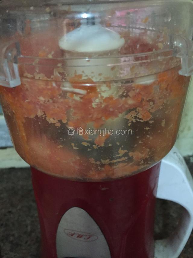 把猪肉，香菇蒂，胡萝卜放进料理机打碎
