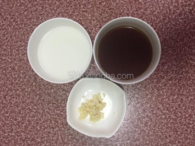 把生抽2勺，适量的鸡粉，盐，八香粉，孜然粉加适量的水调成酱汁备用，用另一个碗用淀粉调成水淀粉备用，蒜切碎备用