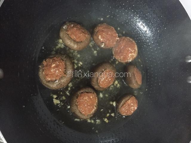 放入香菇酿肉，大火烧开后转小火焖煮三分钟