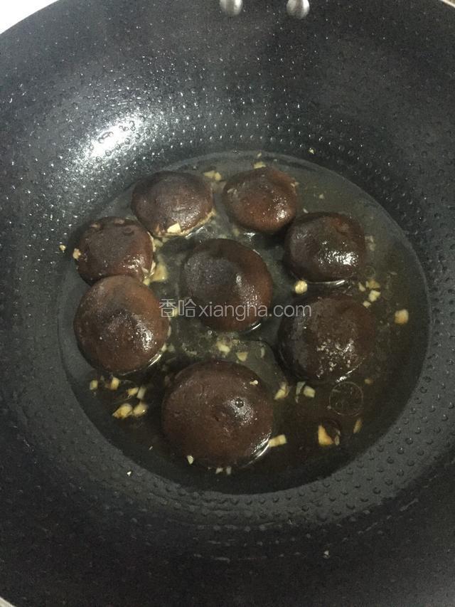三分钟后把香菇酿肉翻面再继续焖煮三分钟