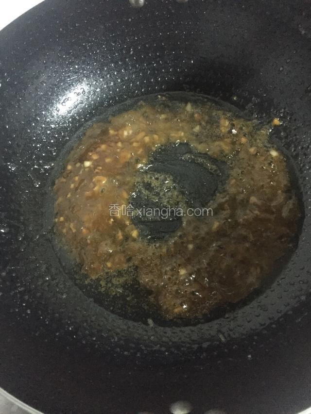把调好的水淀粉倒入锅中的汤汁煮至粘稠状态
