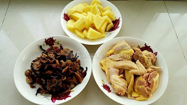 准备食材，鸡肉洗净斩块，土豆去皮切块，干榛蘑提前泡发。