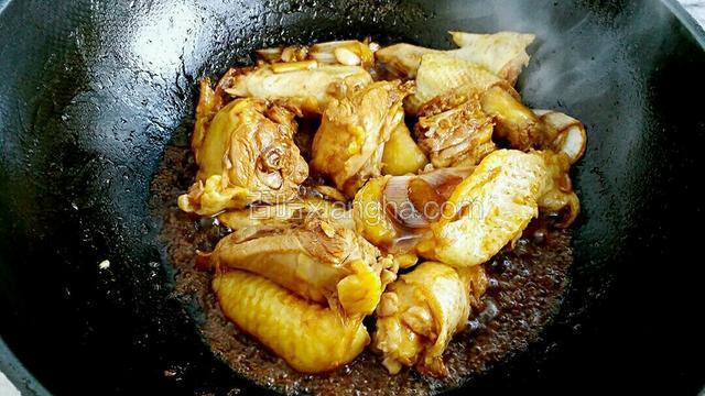 倒入适量的生抽、料酒和老抽，翻炒至鸡肉上色。