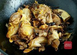 东北小鸡炖蘑菇的做法图解6