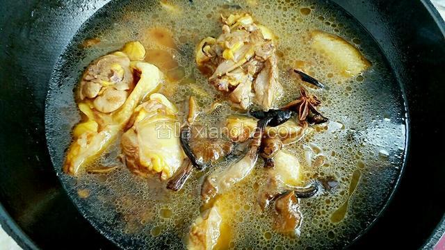 加入清水没过食材，放入八角，大火煮开后改中小火炖煮。