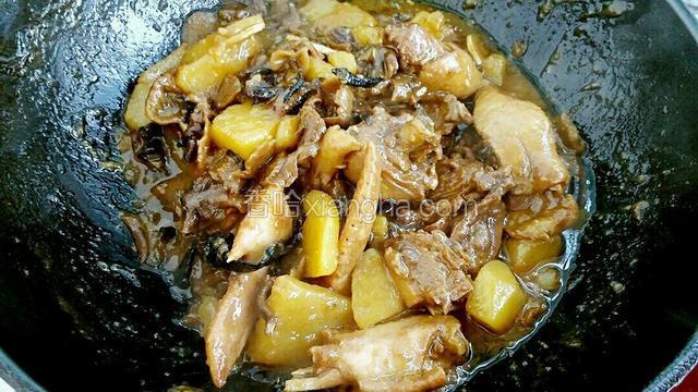 再继续炖煮20分钟左右，待锅内汤汁粘稠时，调入适量的盐和鸡精改大火收汁即可。