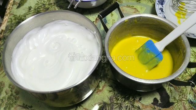 玉米油，牛奶混合搅一下。蛋黄加20克细砂糖，加点柠檬汁，香草精搅打，撒入低筋粉和淀粉，用打蛋器低速打8秒钟即可。