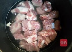 玉米胡萝卜排骨汤的做法图解1