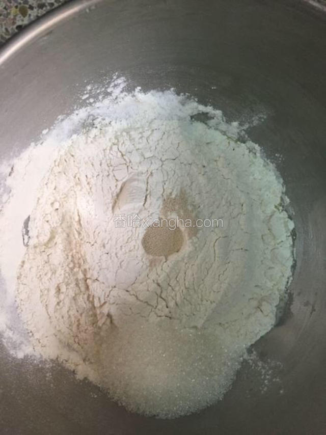 除黄油外，所有的材料放进和面桶中（鸡蛋打散放入30克，其他留着刷表面），糖和盐对角放，酵母最后放在上面