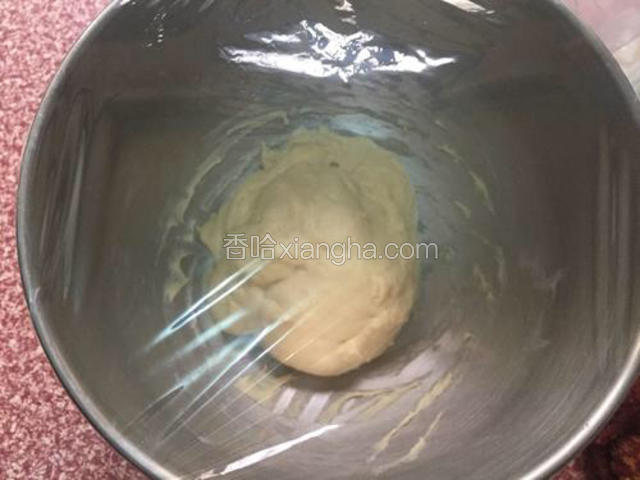 盖保鲜膜放在温暖处发酵2-2.5倍大