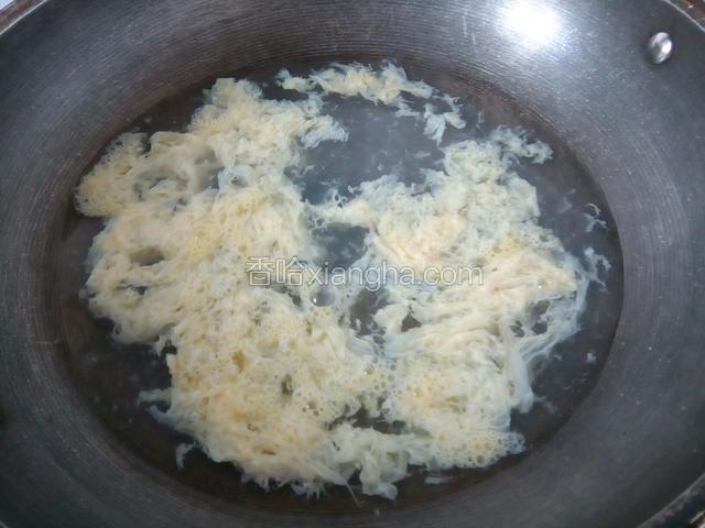 水开，加盐，打入鸭蛋