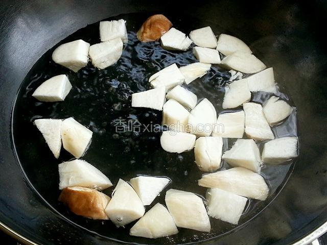 接着放入杏鲍菇焯半分钟捞出