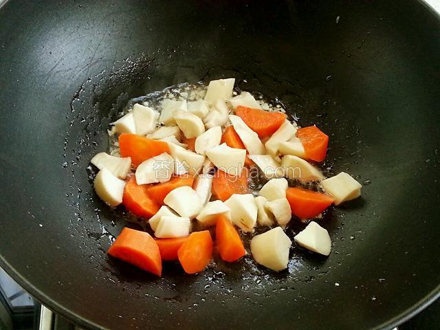 放入杏鲍菇和胡萝卜煸炒