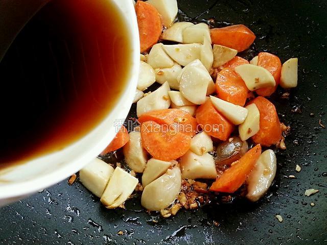 杏鲍菇有回缩就放入调好的料汁