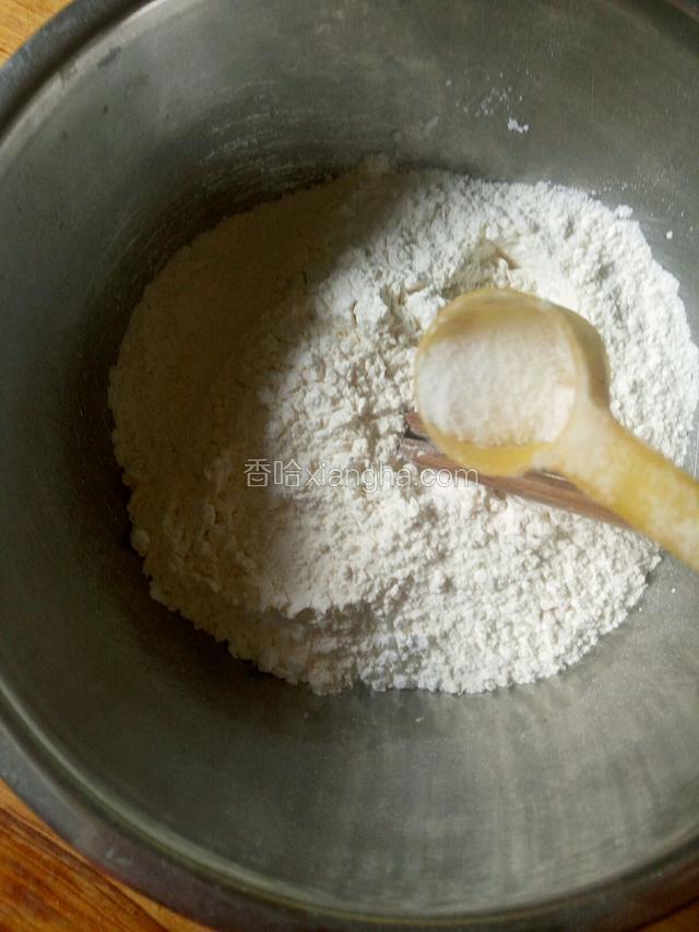 玉米淀粉和面粉倒入盆中，加一点点盐。