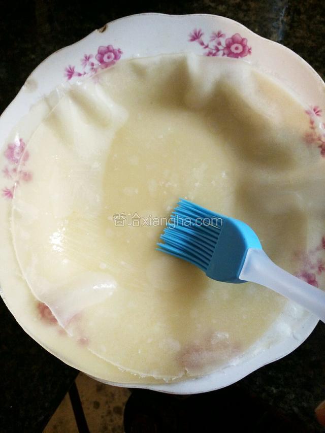 盘子最好也抹点油，放入凉皮。以后每放一张凉皮都在表面上抹点儿油防粘连。