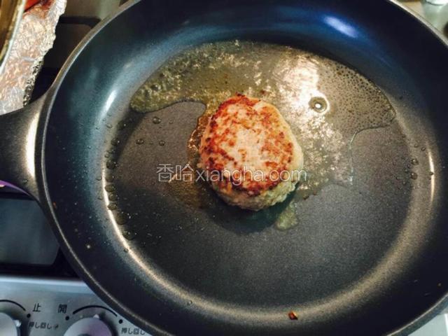 两面煎出颜色后加入30cc水（3枚肉饼的时候是100cc水）