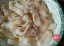 西蓝花炒鱿鱼圈的做法图解3