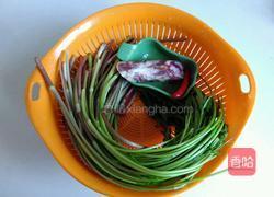 野芹菜炒香肠的做法图解1