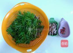野芹菜炒香肠的做法图解2