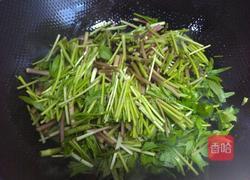野芹菜炒香肠的做法图解5