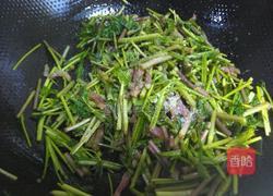 野芹菜炒香肠的做法图解6