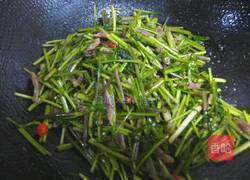 野芹菜炒香肠的做法图解7