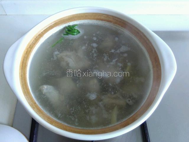 水滚后，加入料酒，改小火慢炖