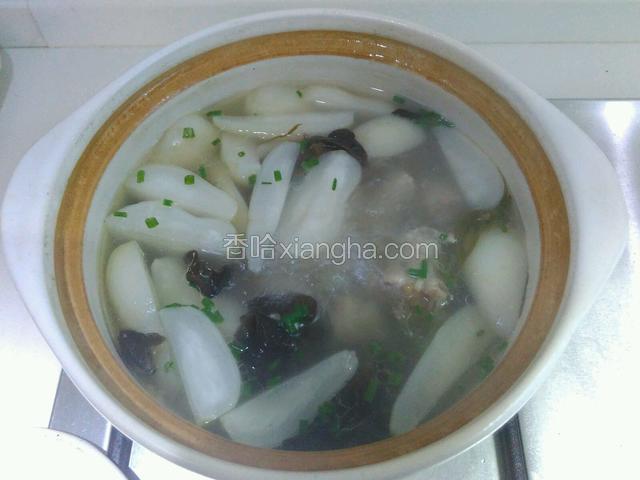 萝卜熟烂后，撒上葱花即可