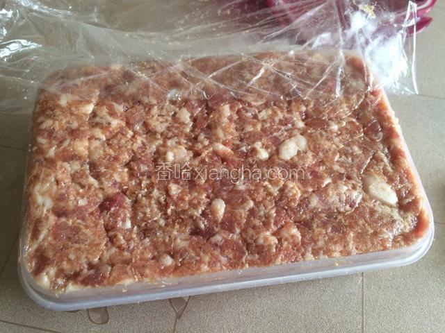 搅拌好的肉馅装入器皿，我用的是保鲜盒，要尽量把肉馅儿压实，这样成品才会紧致；