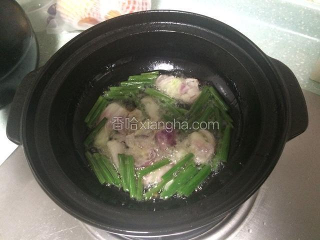 砂锅放入适量的油烧热下葱头青葱一起炸至金黄色～