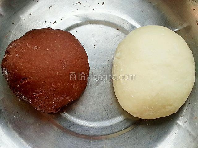 取30克面粉放入0,3克酵母和糖和成团，可可面和白面团和好了，盖保鲜膜放温暖处发酵