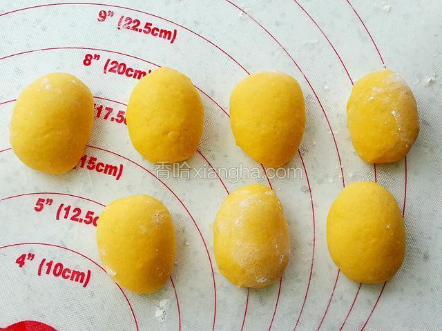 取大约25克的南瓜面揉好