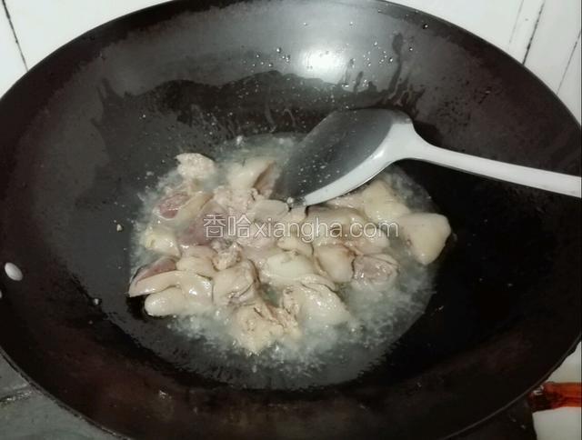 锅烧热下油把鸡肝倒下去翻炒断生。